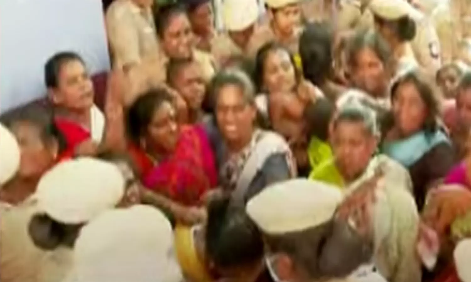 கொருக்குப்பேட்டையில் போராட்டத்தில் ஈடுபட்டிருந்த தூய்மைப் பணியாளர்கள் வலுக்கட்டாயமாக கைது