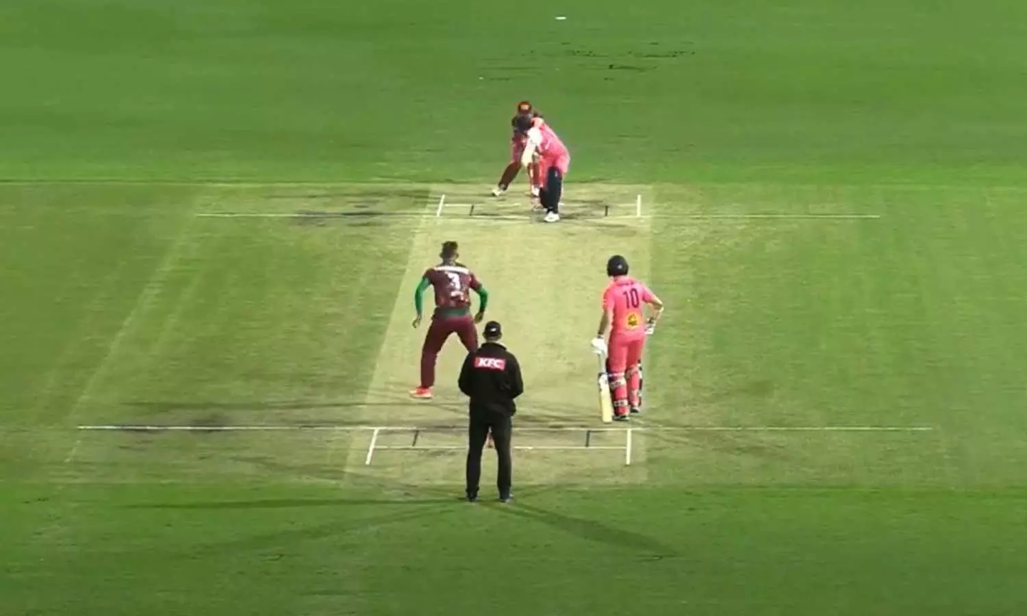 Video ஹாட்ரிக் விக்கெட் வீழ்த்திய மார்னஸ் லபுசேன்..!