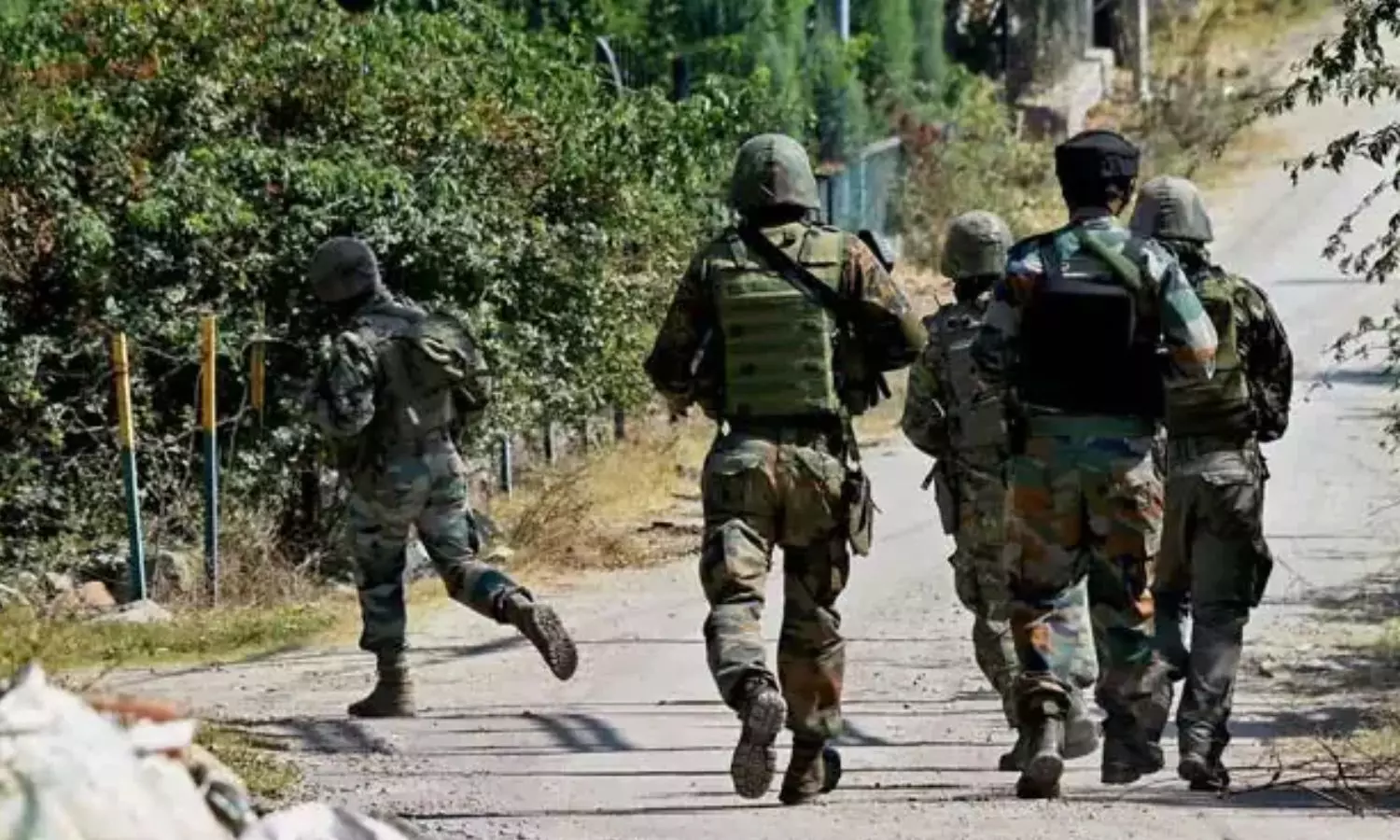 குல்காம் மோதல்:  2 ராணுவ வீரர்கள் வீர மரணம்.. என்கவுண்டரில் 2 பயங்கரவாதிகள் சுட்டுக்கொலை