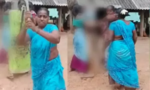 விவசாயியின் மனைவியை மரத்தில் கட்டிவைத்து அடித்து உதைத்த பெண்கள்- வைரலாகும் வீடியோ