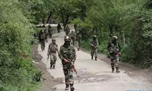 காஷ்மீரில் துப்பாக்கி சண்டை- பயங்கரவாதி சுட்டுக்கொலை