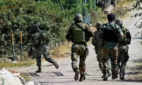 குல்காம் மோதல்:  2 ராணுவ வீரர்கள் வீர மரணம்.. என்கவுண்டரில் 2 பயங்கரவாதிகள் சுட்டுக்கொலை