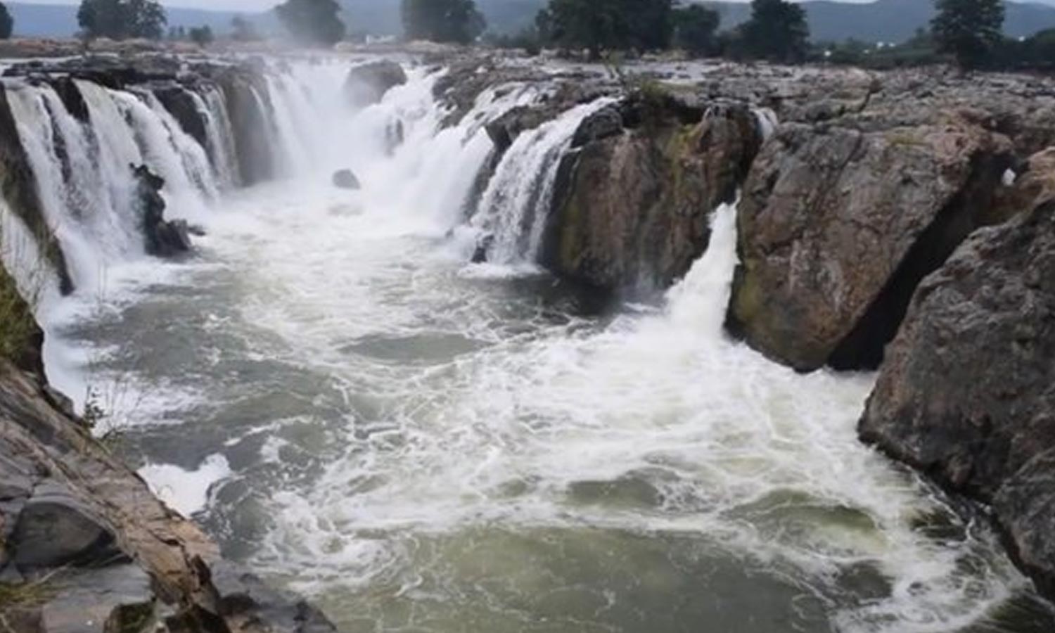 ஒகேனக்கல்லுக்கு நீர்வரத்து வினாடிக்கு 18 ஆயிரம் கனஅடியாக நீடிக்கிறது