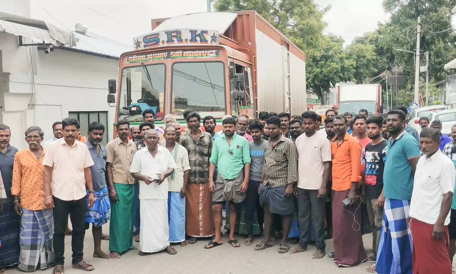 திருப்பூரில் சுமைப்பணி தொழிலாளர்கள் போராட்டம் திருப்பூரில் சுமைப்பணி தொழிலாளர்கள் போராட்டம்