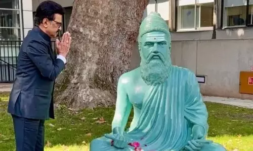 லண்டனில் முதலமைச்சர் மரியாதை செலுத்திய திருவள்ளுவர் சிலையின் நெற்றியில் விபூதி இருந்ததா?