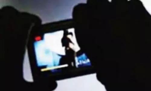 வாலிபரை மயக்கி நிர்வாண படம் எடுத்து மிரட்டி பணம் பறித்த இளம்பெண்