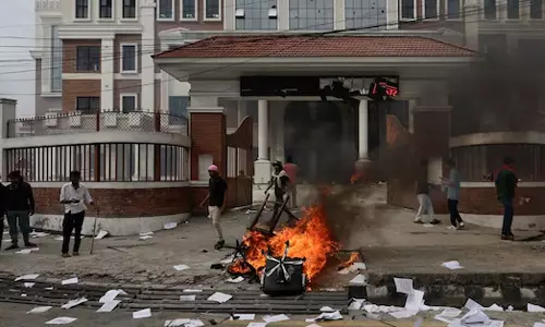 நேபாளத்தில் துணிகரம்: முன்னாள் பிரதமர் மனைவி போராட்டக்காரர்களால் எரித்துக் கொலை