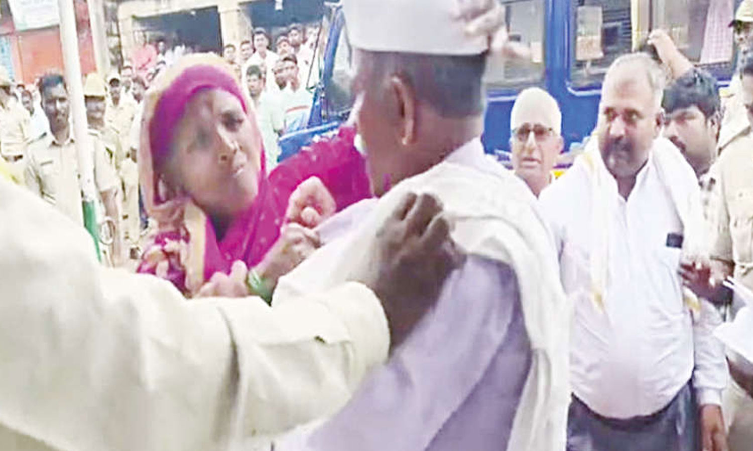 மந்திரியின் முன்னிலையில் கணவரின் கன்னத்தில் அறைந்த பெண்