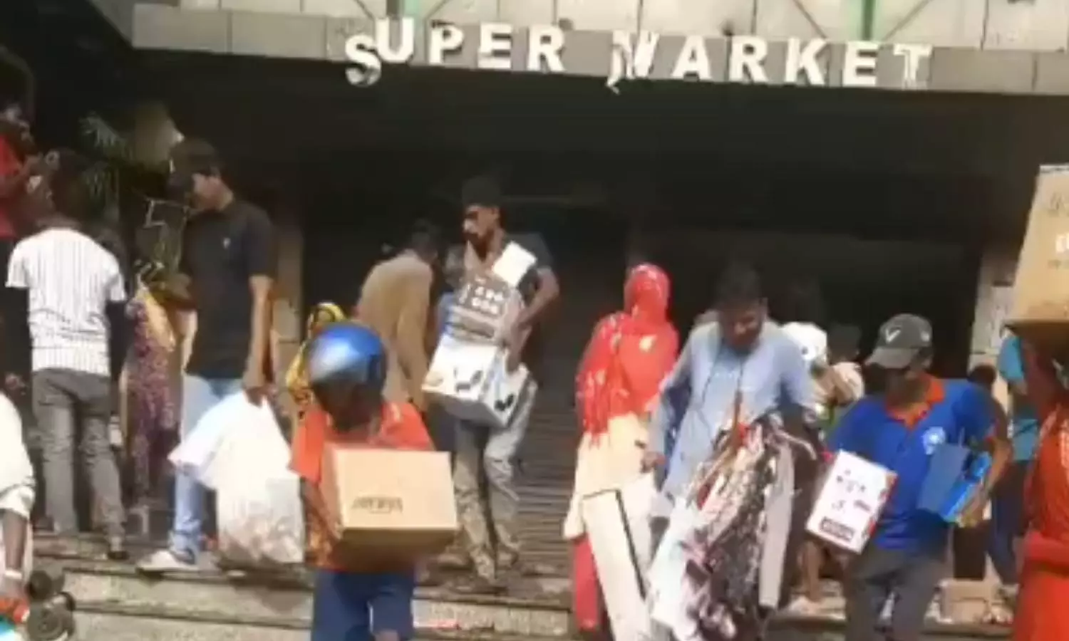 VIDEO: நேபாளத்தில் மால்களுக்குள் புகுந்து பொருட்களைக் கொள்ளையடித்த மக்கள் VIDEO: நேபாளத்தில் மால்களுக்குள் புகுந்து பொருட்களைக் கொள்ளையடித்த மக்கள்