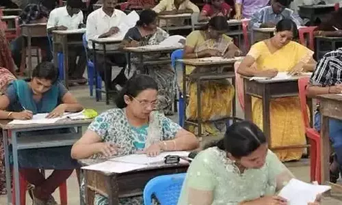 சுப்ரீம் கோர்ட்டு உத்தரவால் ஆசிரியர் தகுதித்தேர்வுக்கு போட்டி போட்டு விண்ணப்பிக்கும் ஆசிரியர்கள்