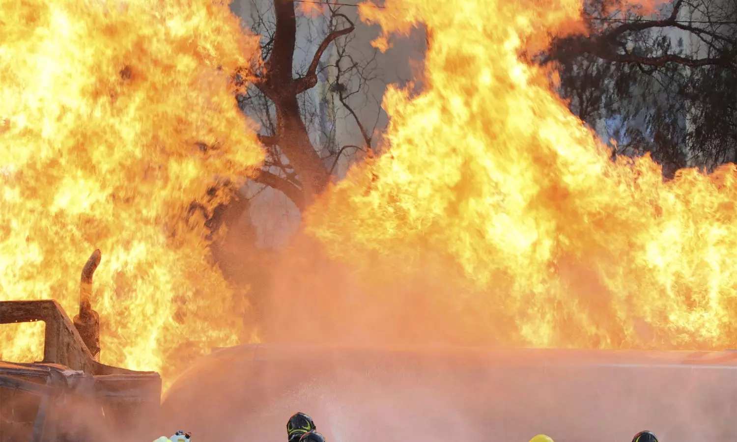 மெக்சிகோ நெடுஞ்சாலையில் தீப்பிடித்த டேங்கர் லாரி: 8 பேர் பலி மெக்சிகோ நெடுஞ்சாலையில் தீப்பிடித்த டேங்கர் லாரி: 8 பேர் பலி