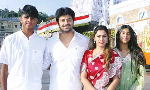 திருப்பதி கோவிலில் சாமி தரிசனம் செய்த நடிகர் ஸ்ரீகாந்த்