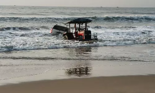 கூகுள் மேப் போட்டு பார்த்து கடலில் இறக்கி காரை சோதனை செய்த கும்பல்: போதையால் விபரீதம்