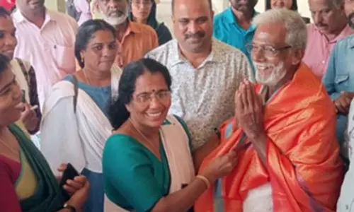 எதிர் நீச்சல் அடி வென்று ஏற்று கொடி... 80 வயதில் பிளஸ் 2 வகுப்பில் தேர்ச்சி பெற்ற முதியவர்