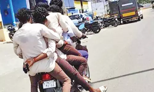 ஒரே மோட்டார் சைக்கிளில் பயணம் செய்த 6 கல்லூரி மாணவர்கள்