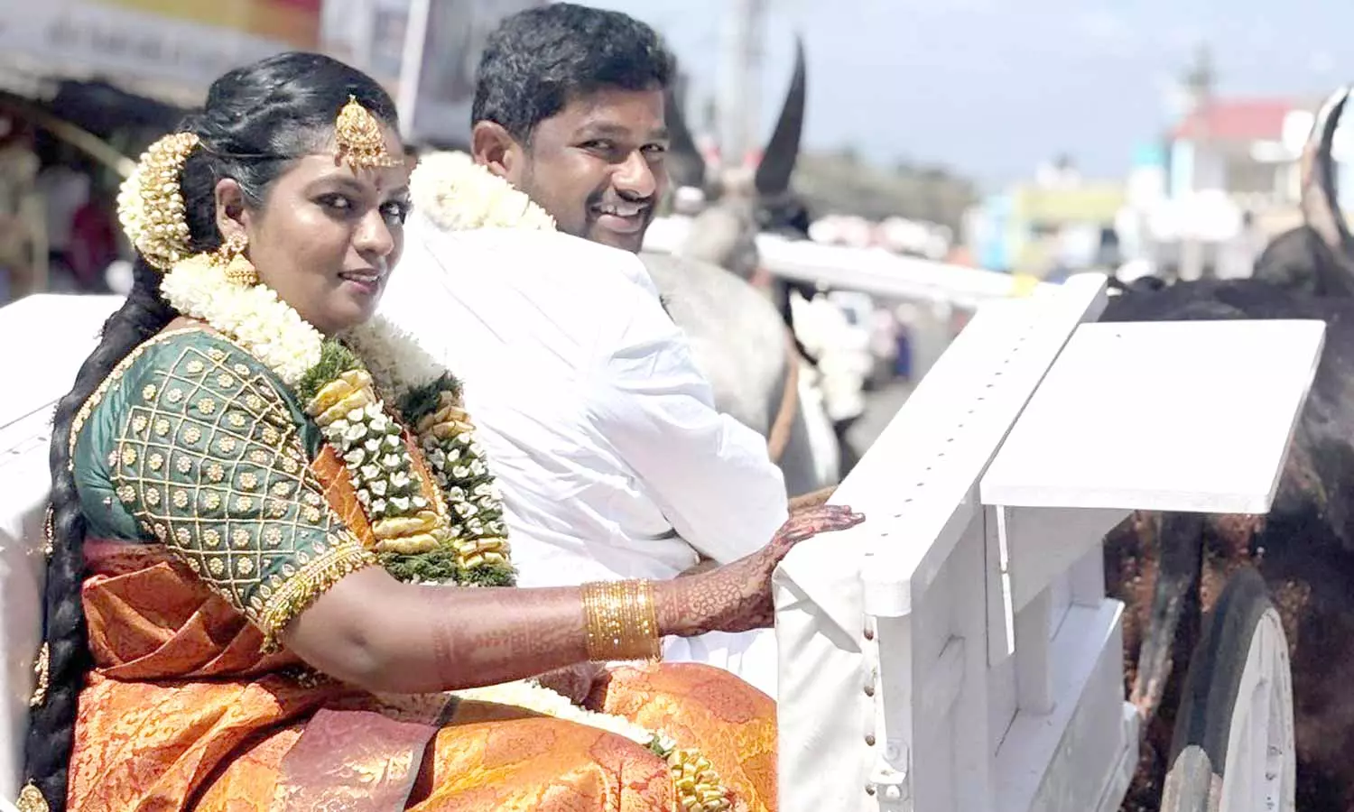 பழமை மாறாமல் 5 கி.மீ தூரம் மாட்டு வண்டியில் ஊர்வலமாக வீட்டிற்கு சென்ற மணமக்கள் பழமை மாறாமல் 5 கி.மீ தூரம் மாட்டு வண்டியில் ஊர்வலமாக வீட்டிற்கு சென்ற மணமக்கள்