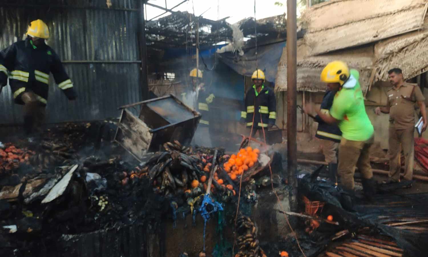 வாரச்சந்தையில் தீ விபத்து-  ரூ.9 லட்சம் மதிப்புள்ள பொருட்கள் எரிந்து சேதம்