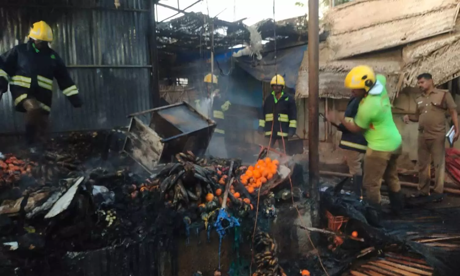 வாரச்சந்தையில் தீ விபத்து-  ரூ.9 லட்சம் மதிப்புள்ள பொருட்கள் எரிந்து சேதம்