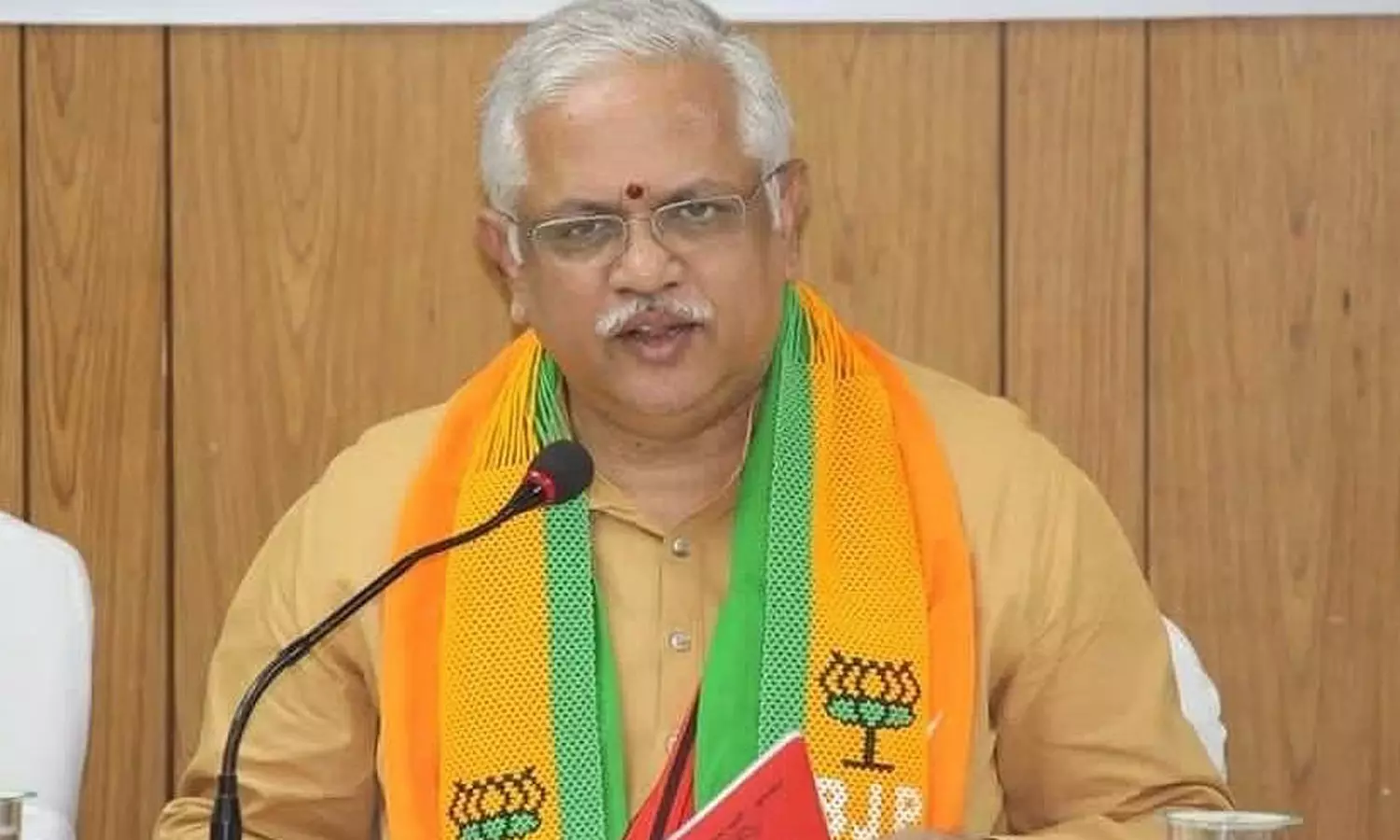 தமிழக பா.ஜ.க. மையக்குழு கூட்டம்- கூட்டணி முரண்பாடு, உட்கட்சி பூசல் குறித்து ஆலோசனை தமிழக பா.ஜ.க. மையக்குழு கூட்டம்- கூட்டணி முரண்பாடு, உட்கட்சி பூசல் குறித்து ஆலோசனை