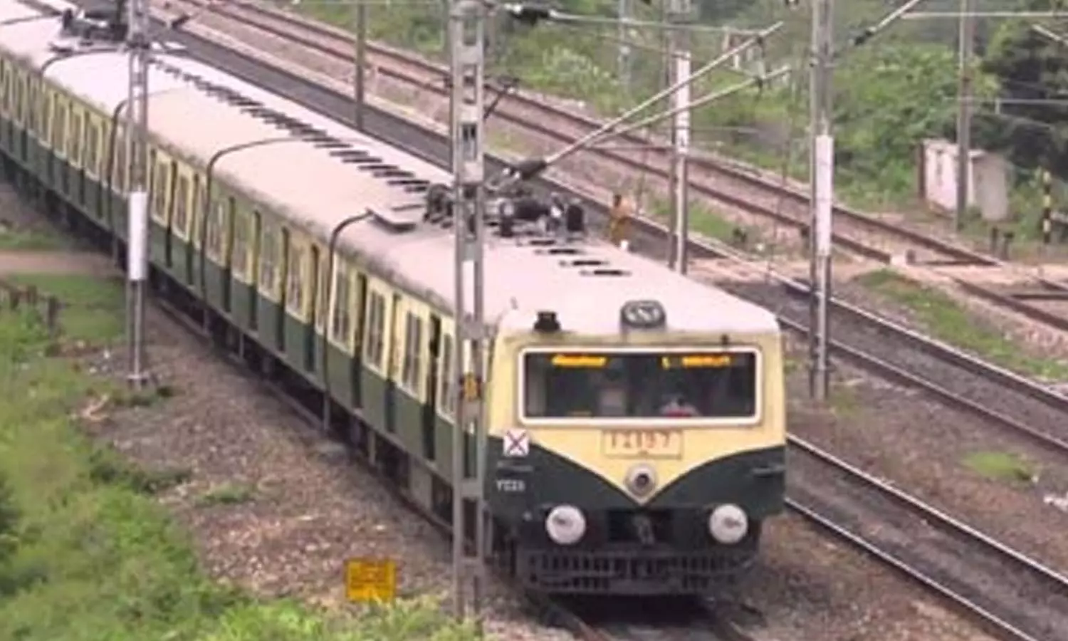 பறக்கும் ரெயில்கள் குறைவாக இயக்கப்படுவதால் பயணிகள் தவிப்பு- மின்சார ரெயில்களில் செல்பவர்களும் அவதி பறக்கும் ரெயில்கள் குறைவாக இயக்கப்படுவதால் பயணிகள் தவிப்பு- மின்சார ரெயில்களில் செல்பவர்களும் அவதி