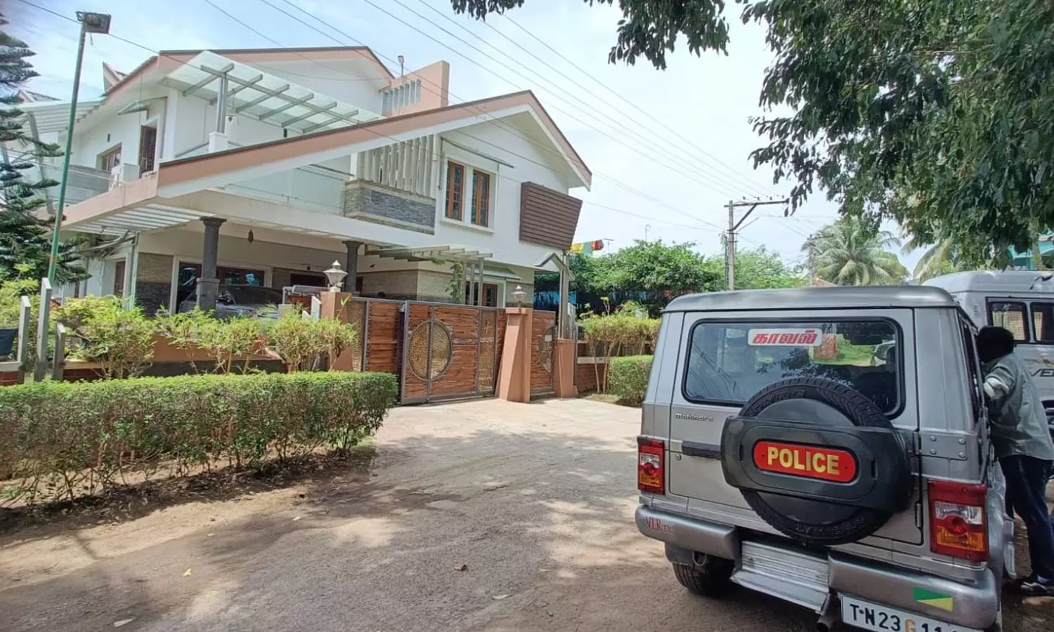 காட்பாடி தொழிலதிபர் வீட்டில் சி.பி.சி.ஐ.டி. போலீசார் சோதனை