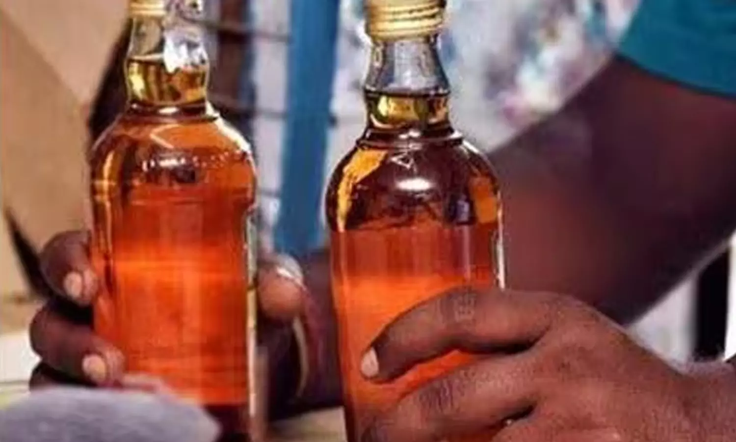 18 வயதிற்குட்பட்டவர்களுக்கு மது விற்க கூடாது- கலால்துறை எச்சரிக்கை 18 வயதிற்குட்பட்டவர்களுக்கு மது விற்க கூடாது- கலால்துறை எச்சரிக்கை