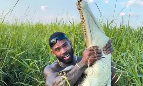 முதலையுடன் மல்யுத்தம் செய்து வீடியோ வெளியிட்ட அமெரிக்கர் கைது