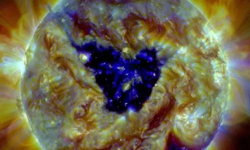 சூரியனின் வளிமண்டலத்தில் 5 லட்சம் கி.மீ. அகலமுள்ள பட்டாம்பூச்சி வடிவ துளை