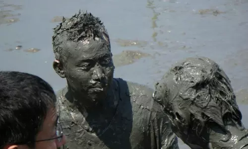 மருத்துவ மகத்துவம்: இயற்கையான மண் குளியல்