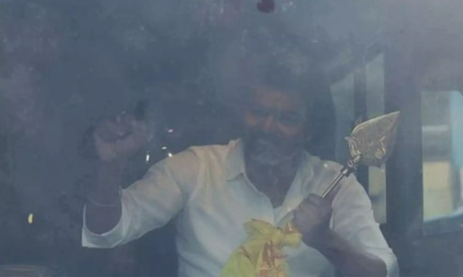 தொண்டர்கள் புடைசூழ திருச்சி மரக்கடை பகுதிக்கு வேலுடன் வந்த விஜய்