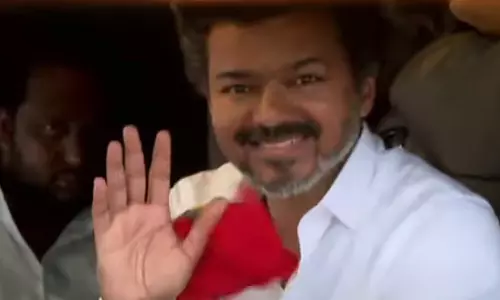 த.வெ.க. பிரசார வாகனம் செல்ல முடியாத வகையில் கூட்ட நெரிசல் - விஜய் பேசுவதில் சிக்கல்