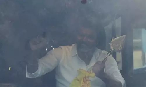 தொண்டர்கள் புடைசூழ திருச்சி மரக்கடை பகுதிக்கு வேலுடன் வந்த விஜய்