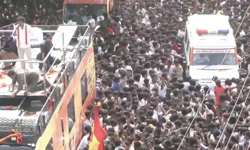 இ.பி.எஸ். கூட்டத்தை போன்று த.வெ.க. கூட்டத்திலும் நுழைந்த ஆம்புலன்ஸ்