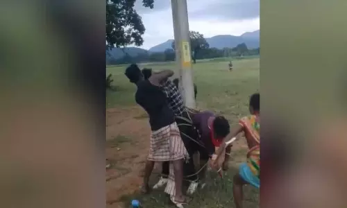 கள்ளக்காதல் சந்தேகம்: பெண் மற்றும் இரண்டு ஆண்களை மின்கம்பத்தில் கட்டி வைத்து உதைத்த கிராம மக்கள்..!