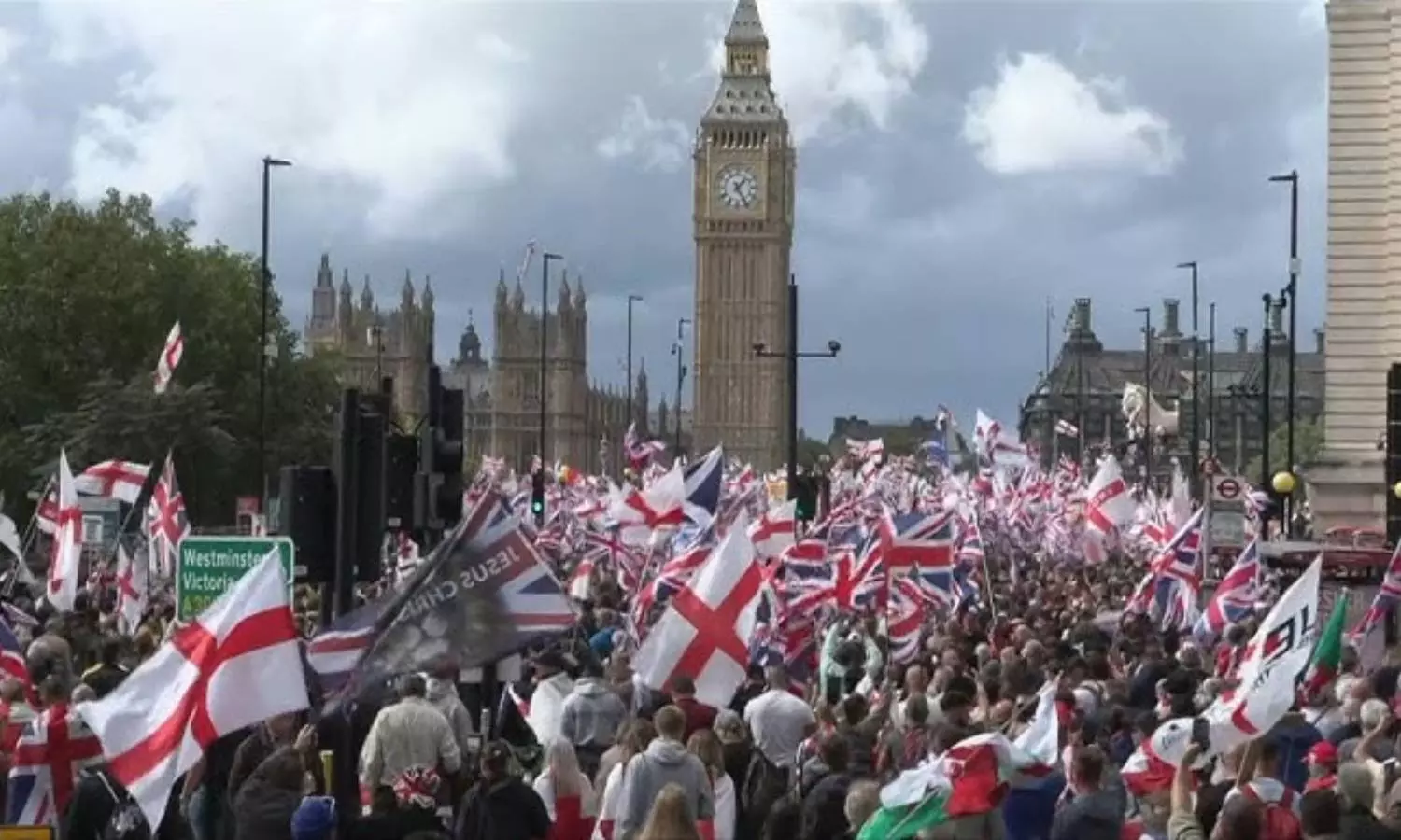 ஆஸ்திரேலியாவை தொடர்ந்து லண்டனில் வெளிநாட்டினருக்கு எதிராக மிகப்பெரிய பேரணி - 1 லட்சம் பேர் பங்கேற்பு