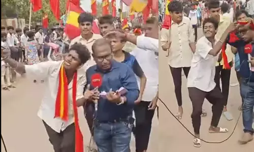 செய்தியாளரிடம் நடனமாடி ரகளையில் ஈடுபட்ட த.வெ.க. தொண்டர்கள் - வீடியோ வைரல்
