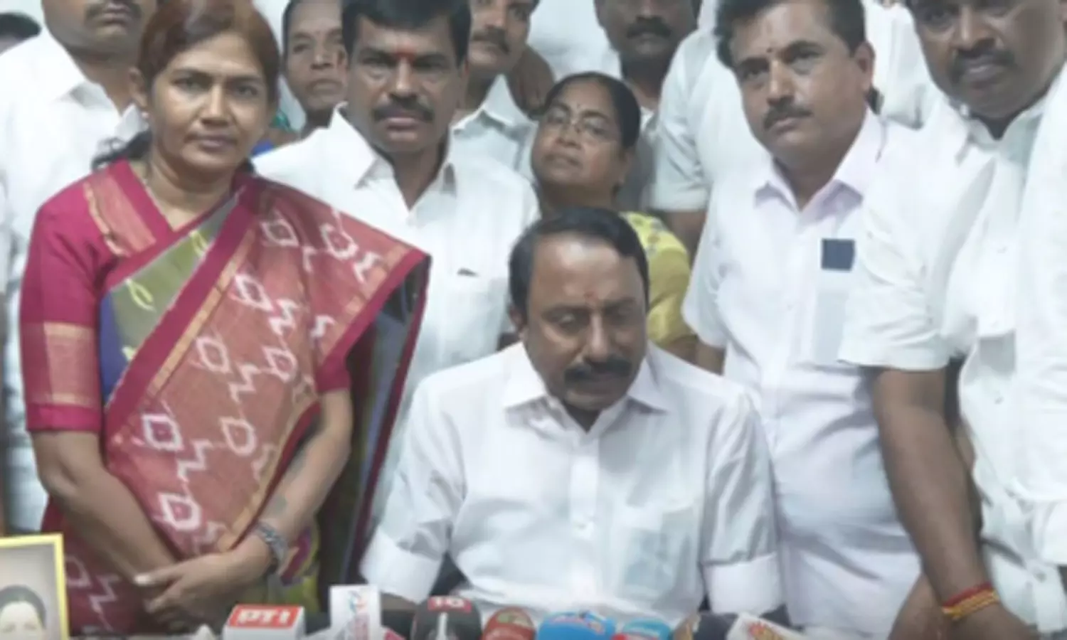 இ.பி.எஸ்.க்கு விதித்த கெடு இன்றுடன் நிறைவு - செய்தியாளர்களிடம் செங்கோட்டையன் என்ன கூறினார்? இ.பி.எஸ்.க்கு விதித்த கெடு இன்றுடன் நிறைவு - செய்தியாளர்களிடம் செங்கோட்டையன் என்ன கூறினார்?