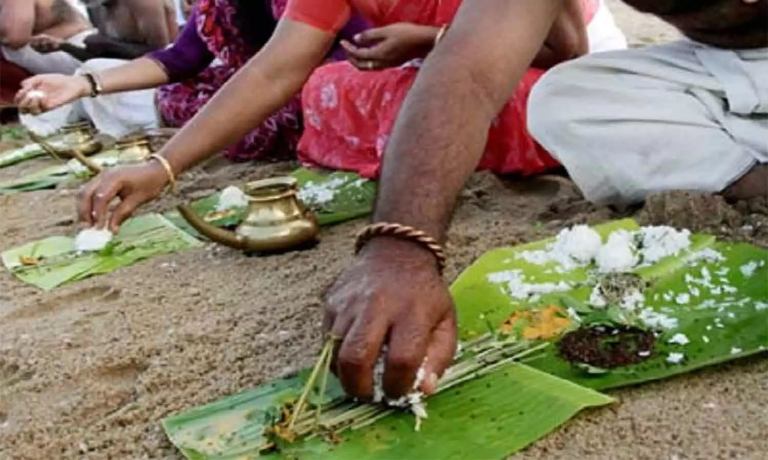 பித்ரு தர்ப்பணத்தில் எள் தர்ப்பை பயன்படுத்துவது ஏன்?