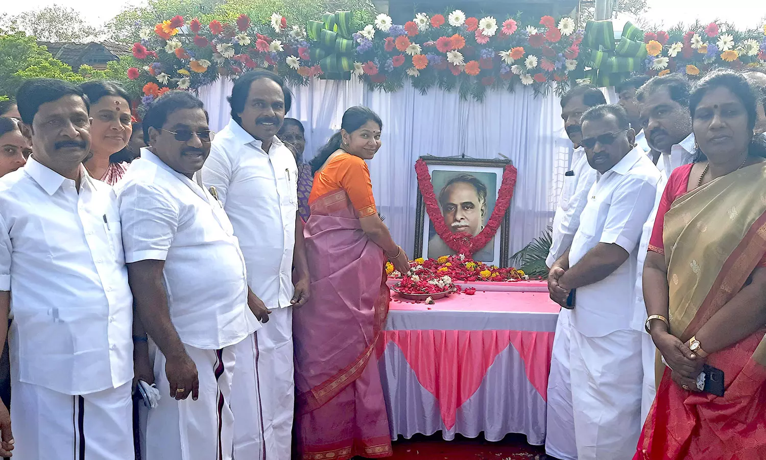 புதிதாக அரசியலுக்கு வருபவர்கள் தி.மு.க.வை தான் விமர்சிப்பார்கள்- கனிமொழி