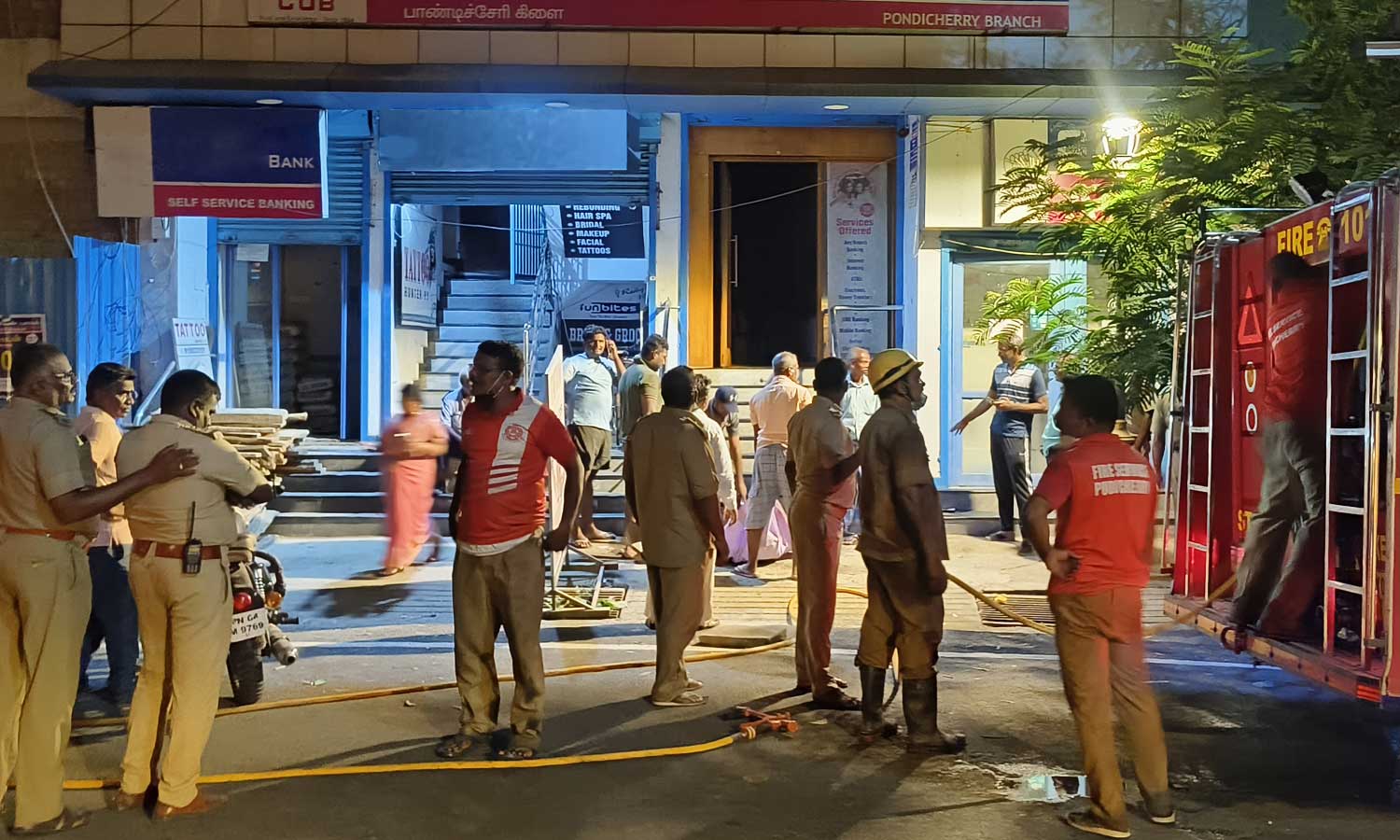 புதுச்சேரி - வங்கியில் திடீர் தீ விபத்து: கோடிக்கணக்கான பணம் தப்பியது