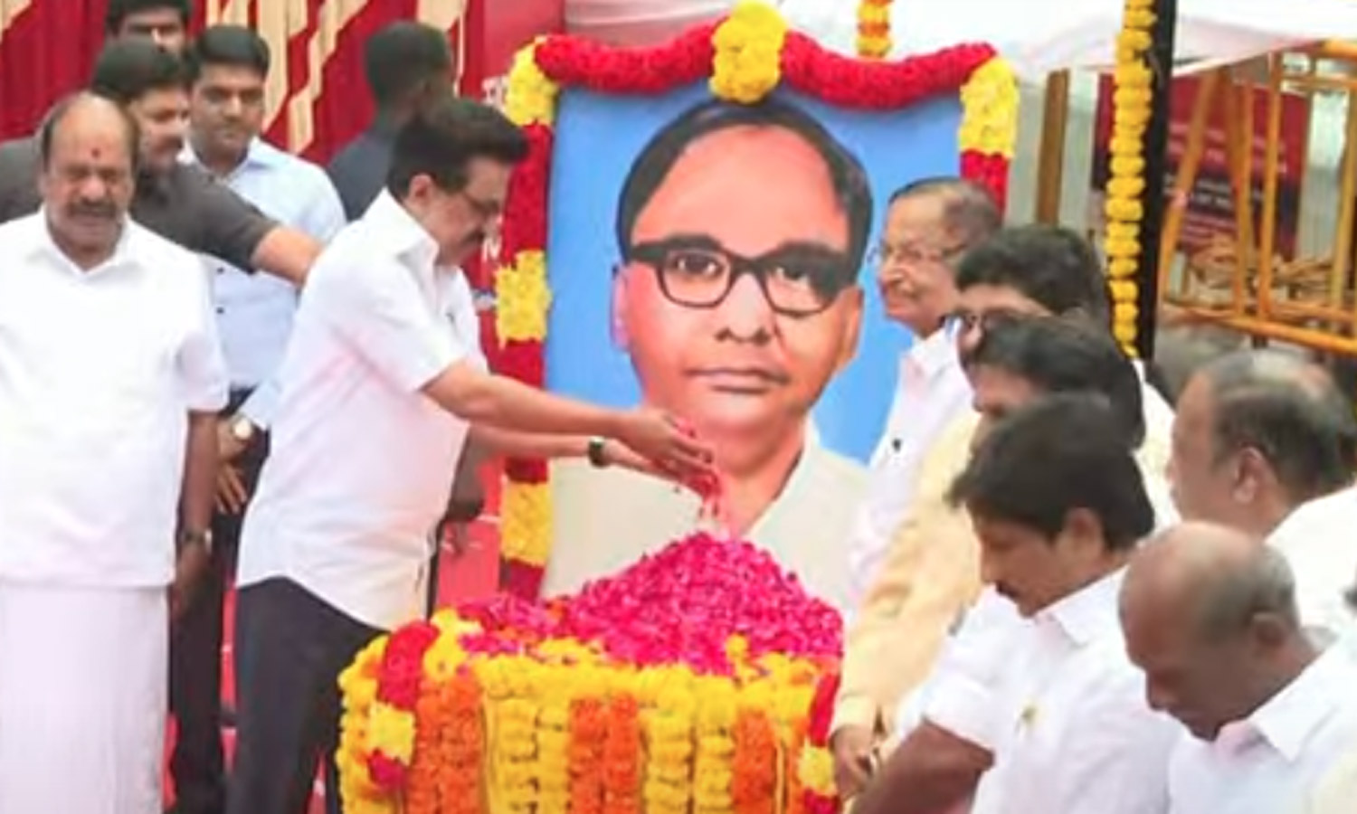 ராமசாமி படையாட்சியார் சிலைக்கு முதலமைச்சர் மு.க.ஸ்டாலின் மரியாதை