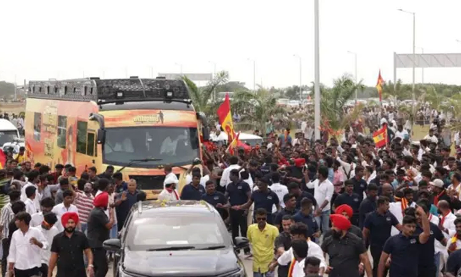 திருச்சியில் விஜய் பிரசாரத்தில் அரசு, தனியார் சொத்துக்கள் சேதம்?- த.வெ.க. நிர்வாகிகள் மீது வழக்கு