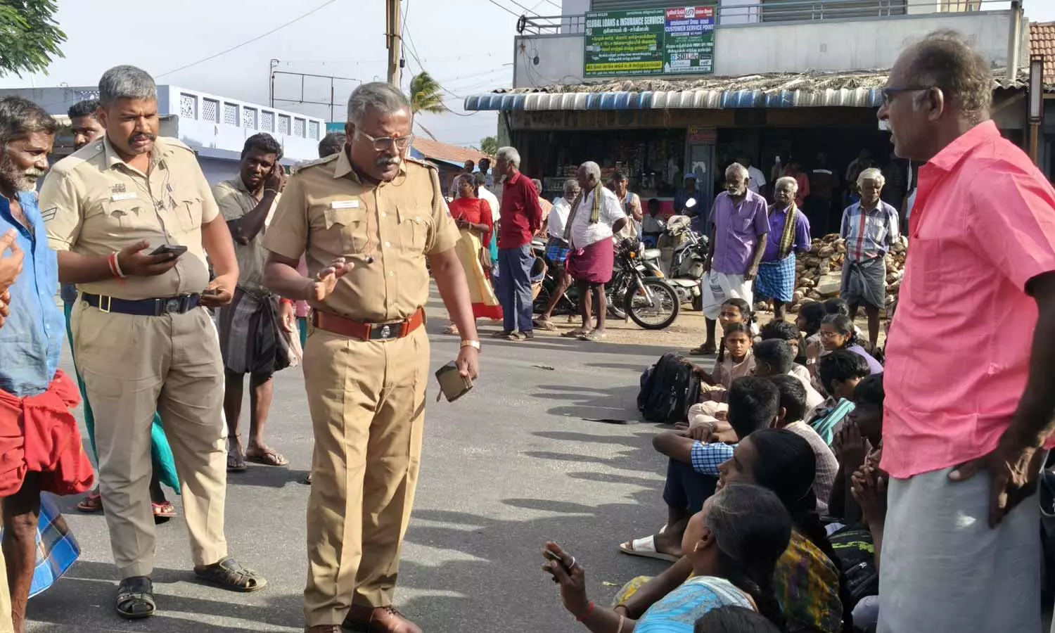 மடத்துக்குளம் அருகே பஸ் வசதி கேட்டு பள்ளி மாணவர்கள் சாலை மறியல்