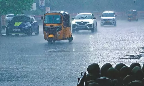 சென்னை மற்றும் புறநகர் பகுதிகளில் இடி, மின்னலுடன் கூடிய கனமழை
