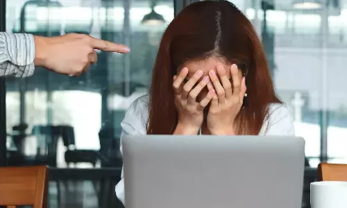 நாய் என திட்டிய அதிகாரி... பெண் ஊழியர் தற்கொலை - குடும்பத்துக்கு ரூ.90 கோடி இழப்பீடு