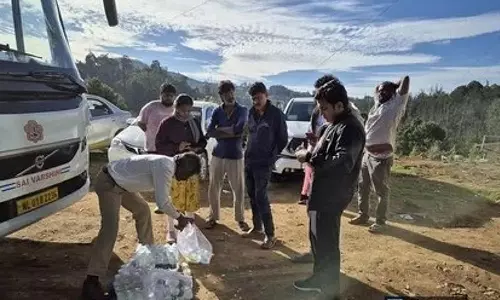 ஊட்டிக்கு தடை செய்யப்பட்ட பிளாஸ்டிக் குடிநீர் பாட்டில்கள் எடுத்து வந்த கா்நாடக அதிகாரிகளுக்கு அபராதம்