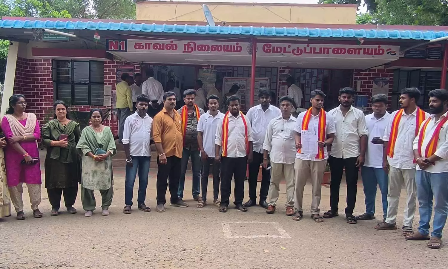 விஜய் குறித்து ஒருமையில் பேச்சு: சீமான் மீது போலீசில் புகார்