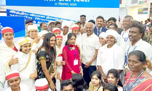 நடிகர்களுக்கு கூடும் கூட்டம் ஓட்டாக மாறுமா? - நோ கமெண்ட்ஸ் என பதில் அளித்த ரஜினி