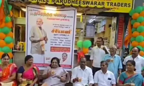 12 ஆண்டுகளாக பிரதமர் மோடி பிறந்த நாளில் இலவச டீ வழங்கும் வியாபாரி- தமிழிசை நேரில் வாழ்த்து