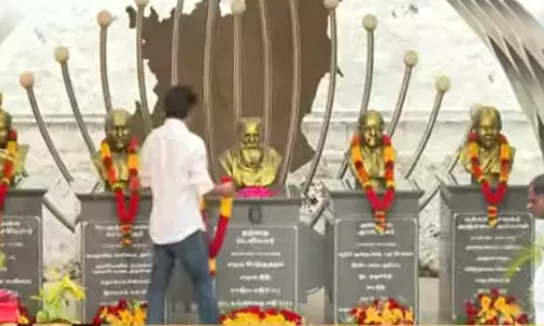 பெரியார் சிலைக்கு த.வெ.க. தலைவர் விஜய் மாலை அணிவித்து மரியாதை
